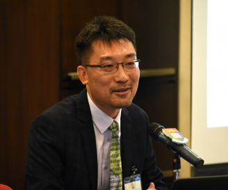 香港大學李嘉誠醫學院微生物學系副教授高一村博士表示,港大的研究團隊最近發現了治療耐藥性金黃葡萄球菌感染的新型非抗生素類藥物,為治療多重抗藥性細菌感染提供了新的希望和策略。